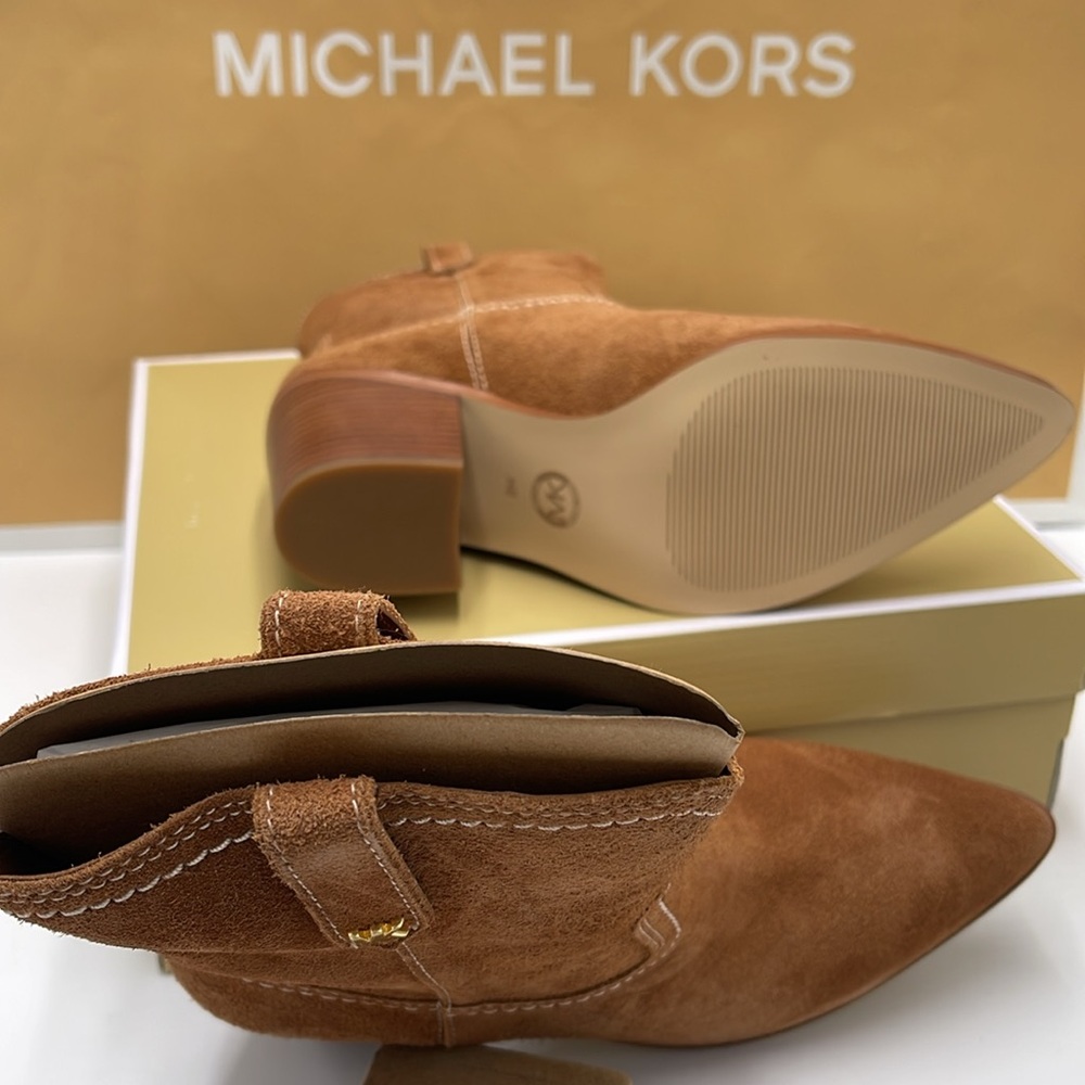 Michael Kors WAVERLY HEELED BOOTIE JUNGLE SUEDE
49F4WVME6S
LUGGAGE - Picture 3 of 16